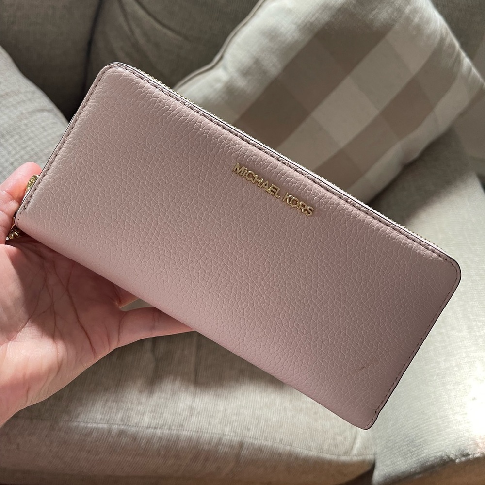 Micheal Kors Leather Continental Wristlet